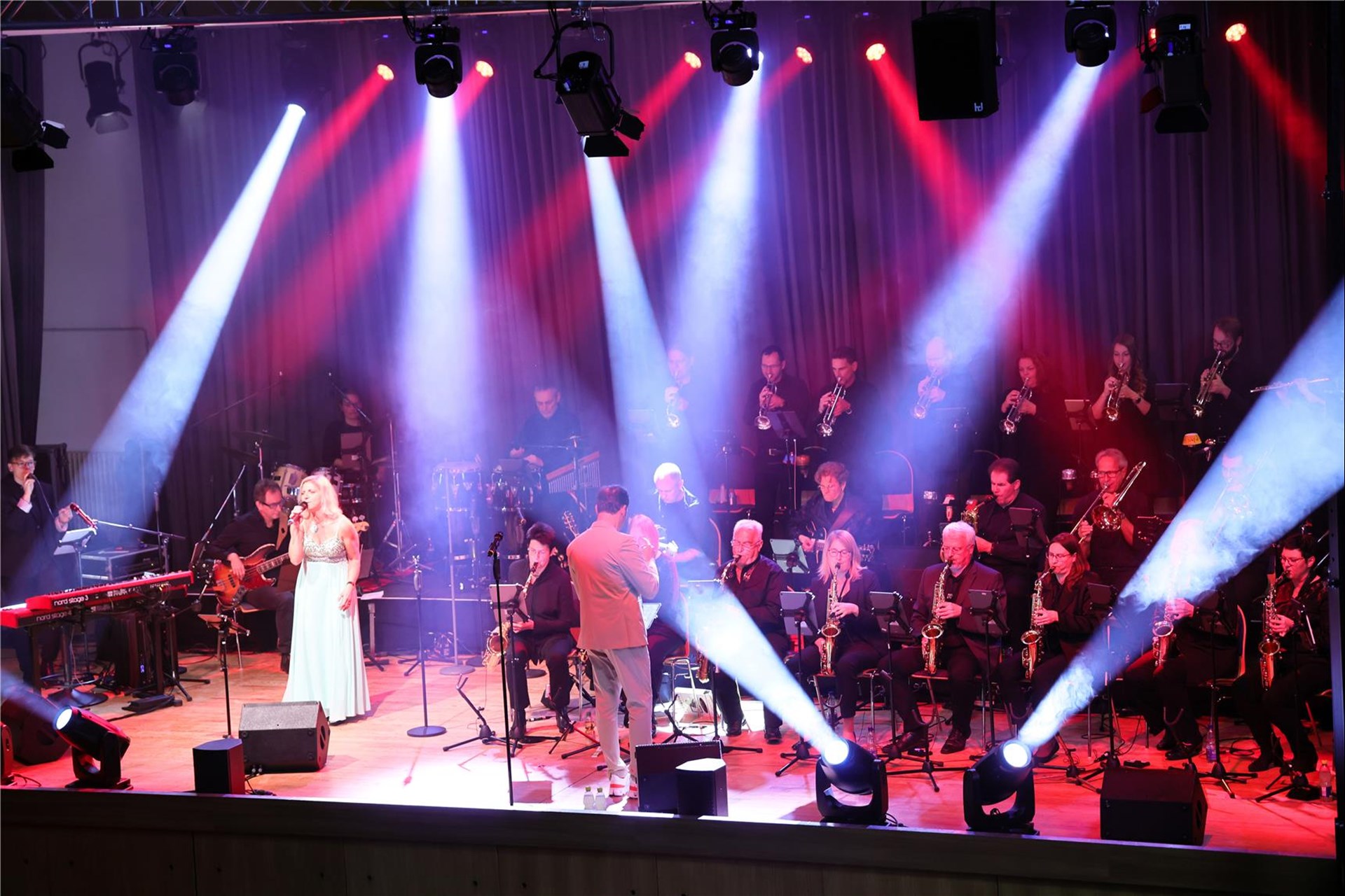 BigBand des Landratsamtes Karlsruhe bei Auftritt auf der Bühne in sphärisches Licht getaucht.