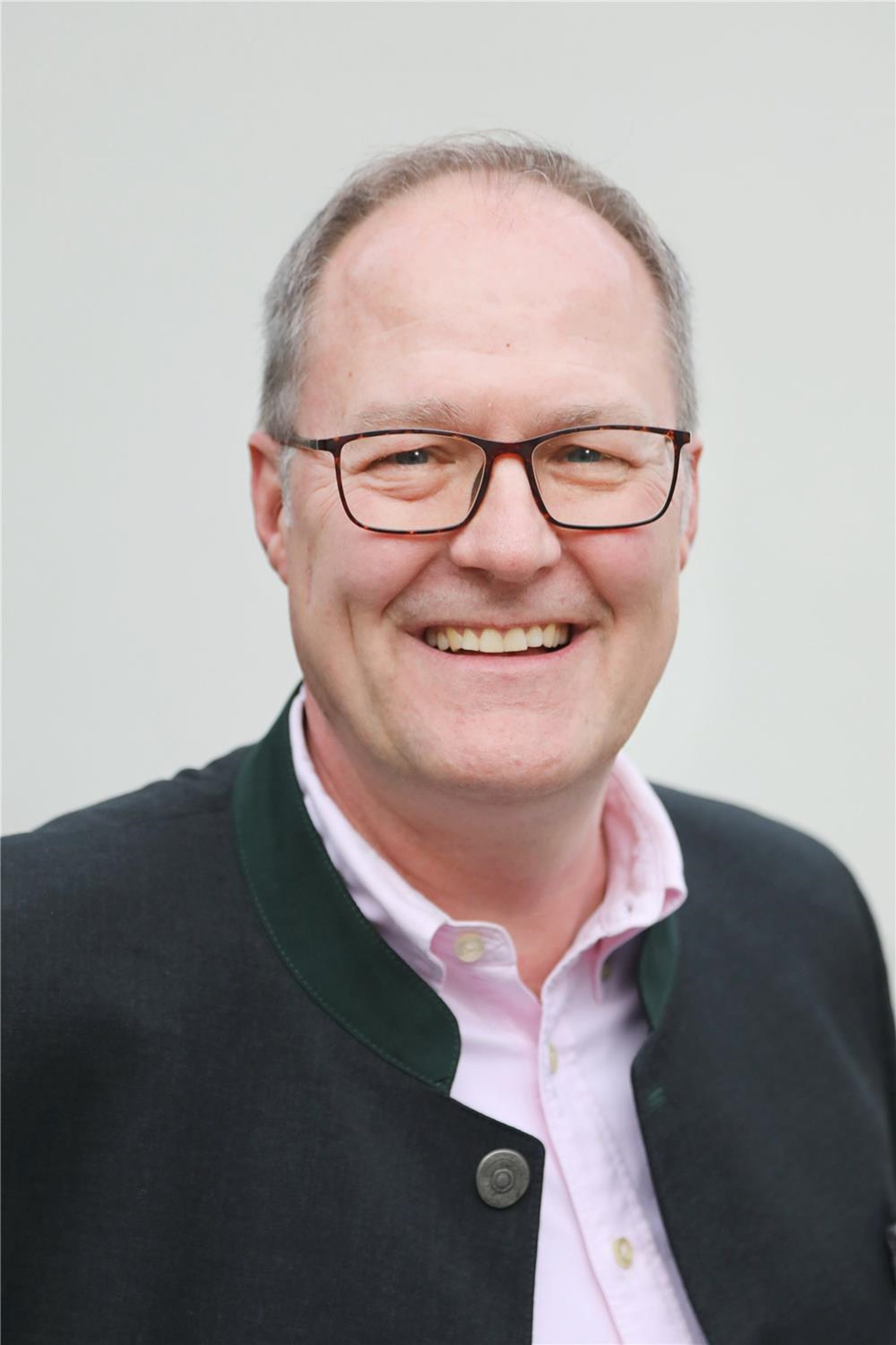 Mann lächelt in Kamera